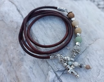 Kollektion av armband i läder och sten