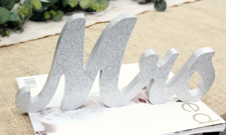 Peut inclure: Un panneau en bois avec des paillettes argent&eacute;es "Mme" pour un mariage ou une f&ecirc;te de fian&ccedil;ailles. Le panneau est en bois et a une police cursive.