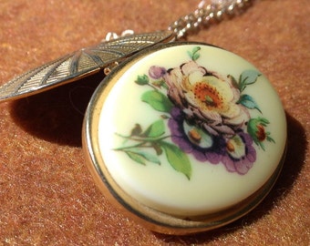 Locket Necklace with Floral Decoration Opens Up