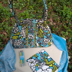 El gran juego Vera Bradley Mother's Day Delight incluye bolso, billetera, bufanda, bolígrafos en patrón Retired Island Bloom. Impresionante