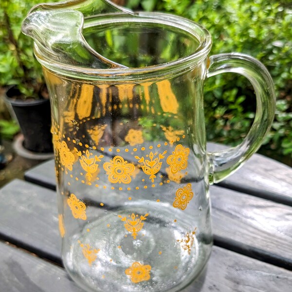 Glass Pitcher Large Pyrex Yellow Daisy lovely