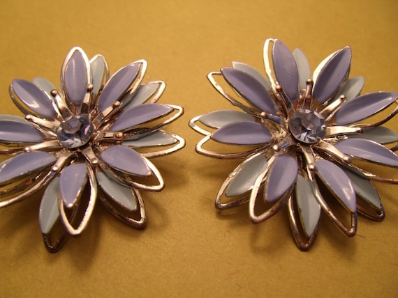 Flower Earrings Vintage Enamel Clip On - image 1