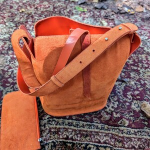 Bolso de hombro de gamuza naranja de Halloween con billetera con cremallera adjunta