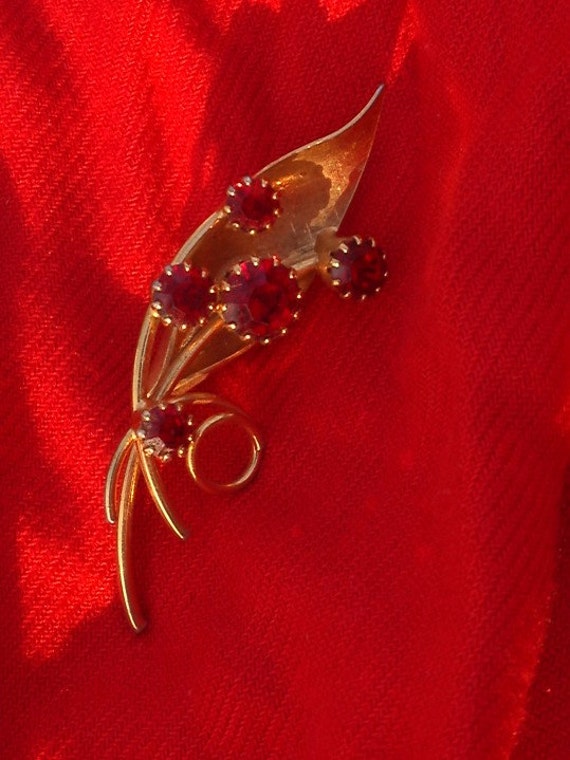 Pretty Vintage Valentines Brooch with 5 red stones