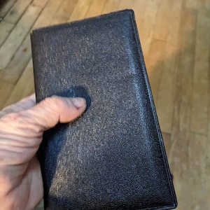 Cartera de piel con aberturas para sellos, tarjetas, bolígrafo, etc.
