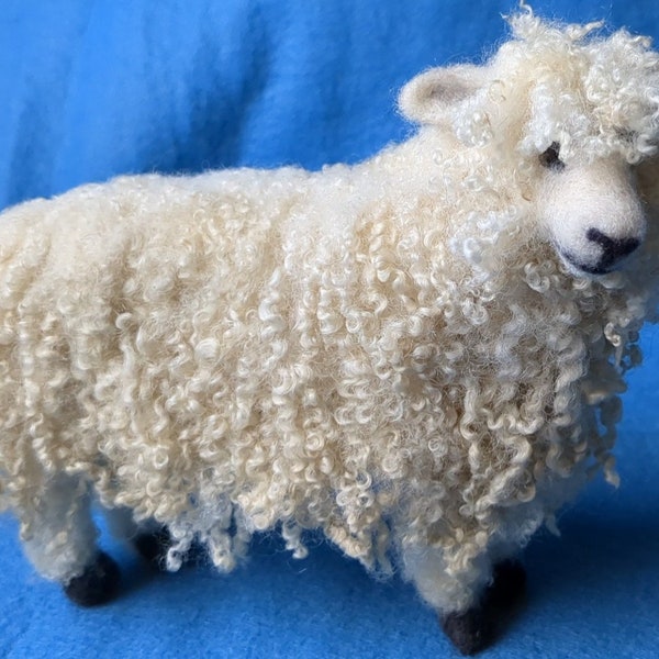 Adorno de oveja Cotswold de fieltro de aguja independiente en 3D. Hecho con lana de mi rebaño orgánico certificado.