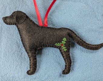 Labrador Retriever Weihnachtsschmuck zum Aufhängen: Handgesticktes Stechpalmendetail, Bio-Wollfüllung, Weihnachtsdekor