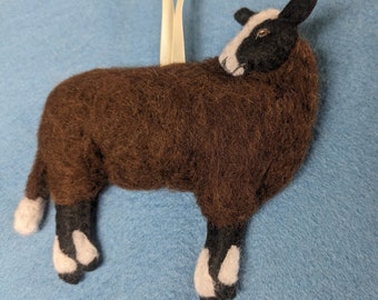 Nadel gefilztes schwarzes Schaf Ornament: Handbestickter, weicher Bio-Schurwollfleece