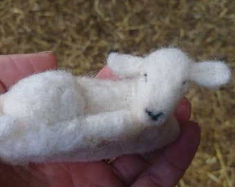 The Lost Lamb...Nadel gefilztes schlafendes Lamm Modell/Ornament/Faserkunst aus Bio Wolle