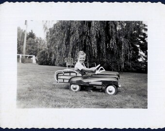 Coche de pedales de los años 40, camioneta Woodie, niño sonriente ~ Foto vintage; descarga digital