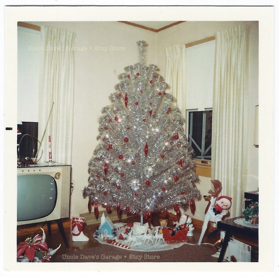 Aluminum Xmas Tree, Red Theme Ornaments With Modern TV