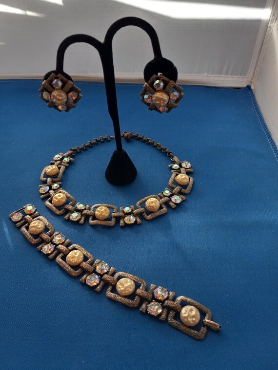 Original 1940s Modernest 3 pc.Faux Pearl Parure - image 9