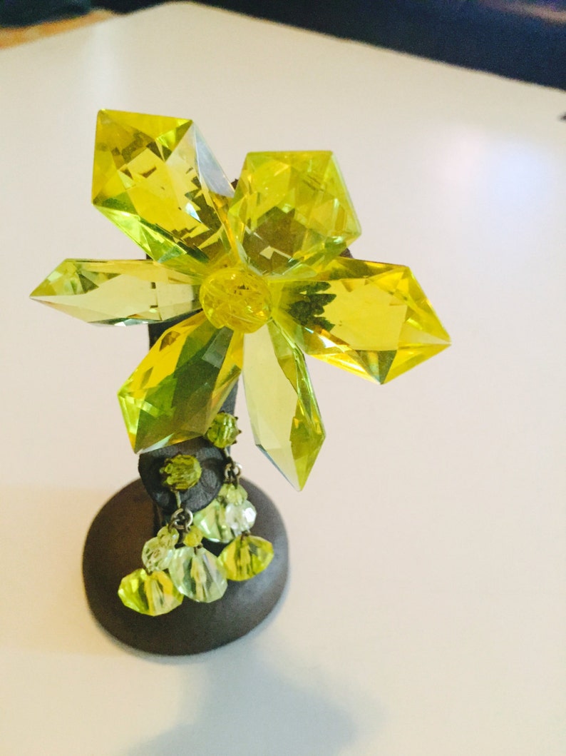 1950s chunky lemon yellow floral brooch and earring set