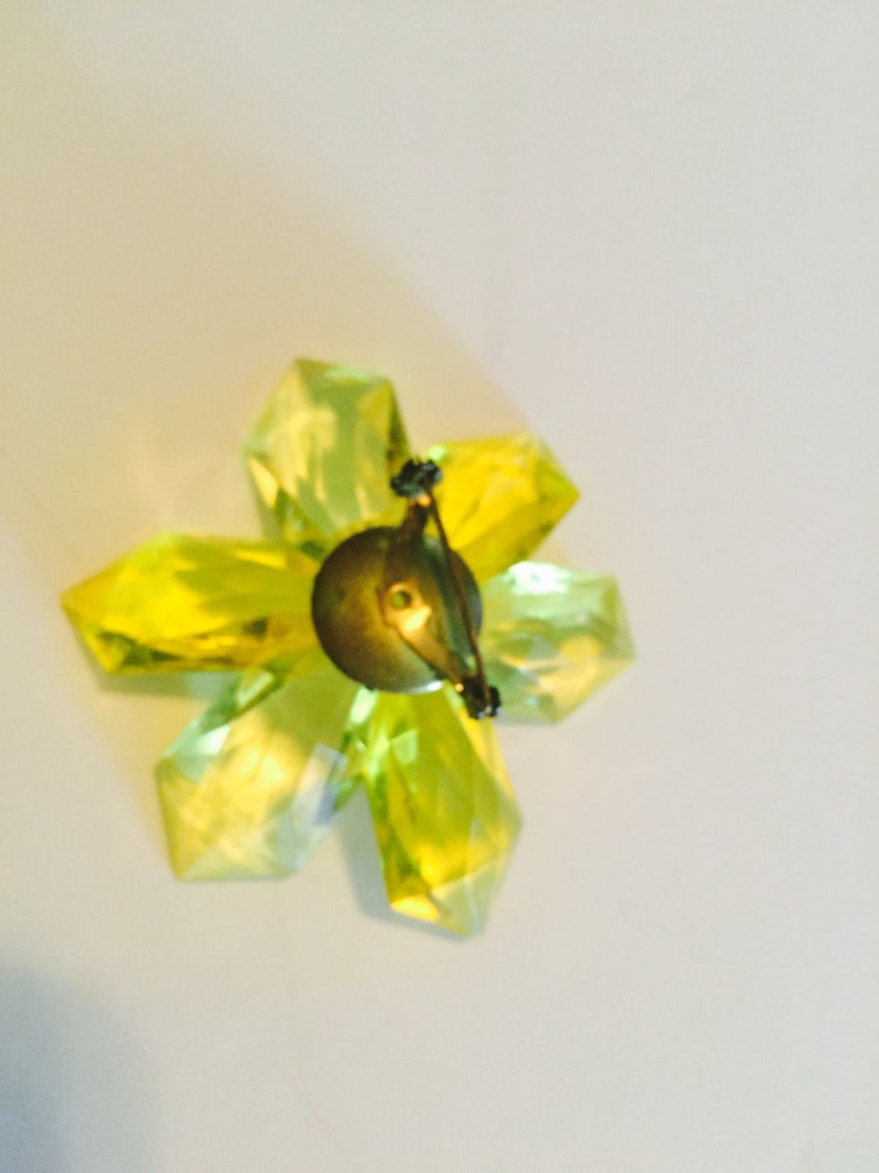 1950s chunky lemon yellow floral brooch and earring set