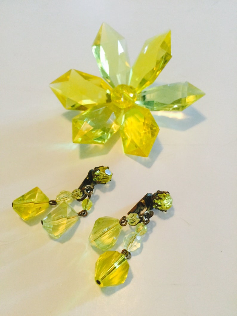 1950s chunky lemon yellow floral brooch and earring set