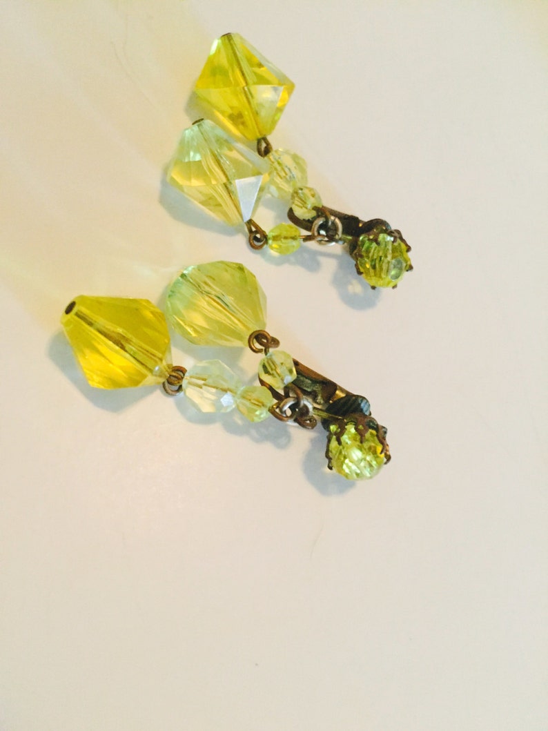 1950s chunky lemon yellow floral brooch and earring set
