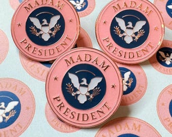 Pin de señora presidenta de Kamala Harris / Harris Walz 2024 / pin de esmalte de oro rosa MVP / pin feminista / Harris para presidente