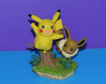 Figura coleccionable oficial de Pokémon Pikachu con Eevee