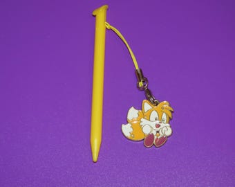 Lápiz táctil para New 3DS XL con llavero de Tails incluido.