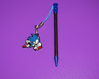 Lápiz táctil retráctil para New 3DS XL con llavero Sonic incluido.