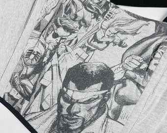 Überarbeitetes Comic Print Korsett Top – Grafisches Graustufen Superhelden Bustier mit Bindebändern
