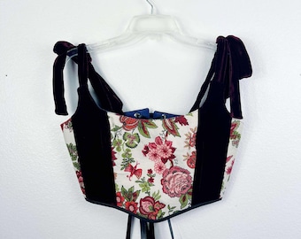 Top de corsé floral de terciopelo burdeos hecho a mano: prenda romántica de inspiración vintage para combinar con otras prendas.