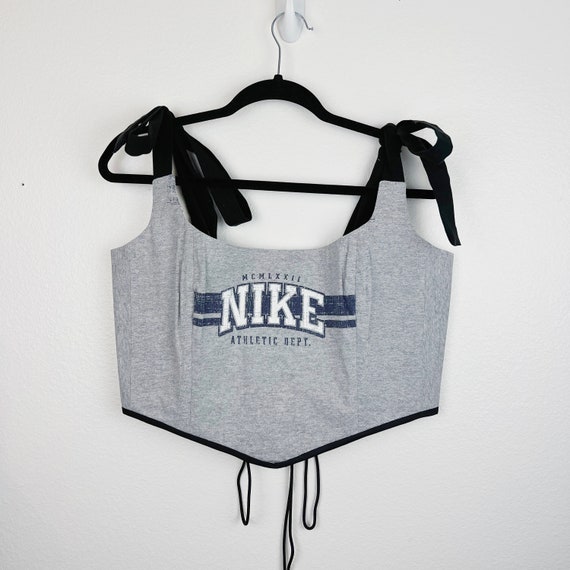 Nike crop top black and white store