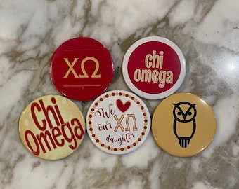 Puede incluir: Cinco botones redondos con diferentes diseños. El primer botón es rojo con letras doradas que dicen "XO". El segundo botón es rojo con letras doradas que dicen "chi omega". El tercer botón es amarillo con letras rojas que dicen "Chi Omega". El cuarto botón es amarillo con letras rojas y doradas que dicen "We our XO daughter". El quinto botón es amarillo con un gráfico de búho negro.