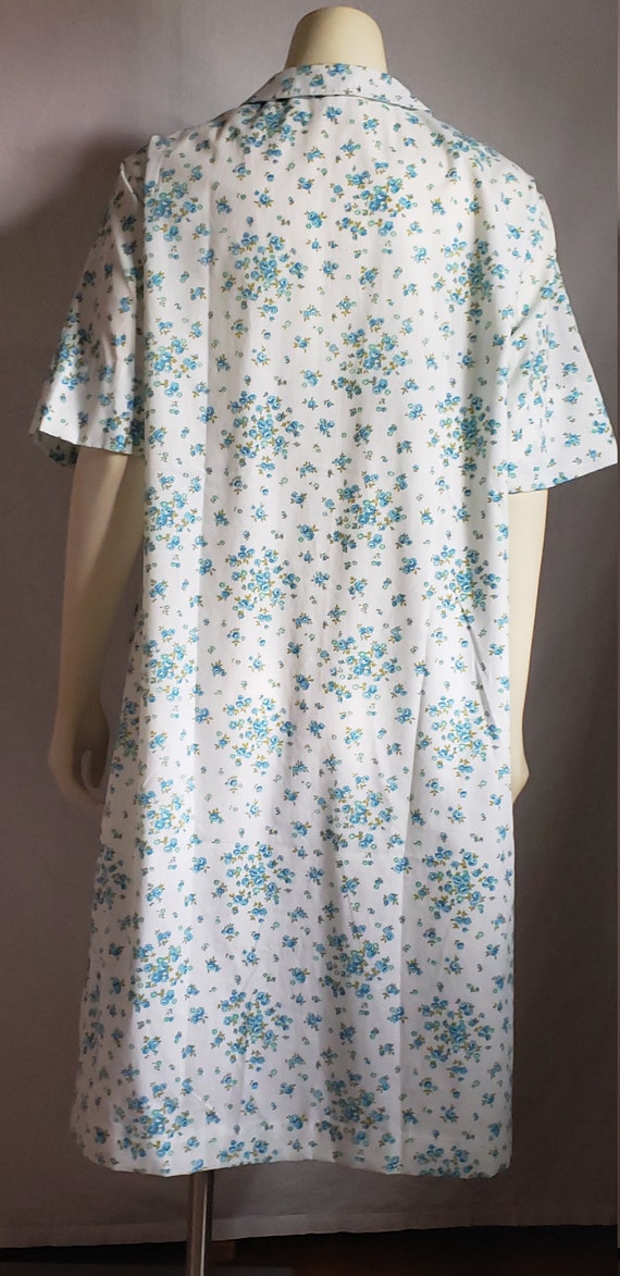 1970s Blue and White Floral House Dress / XL - image 4