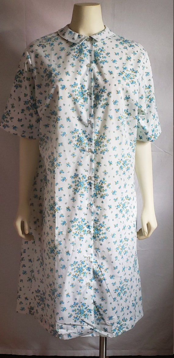 1970s Blue and White Floral House Dress / XL - image 2