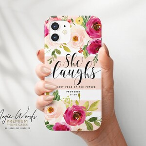 Könnte beinhalten: Eine Handyhülle mit floralem Design. Sie zeigt rosa und weiße Rosen, grüne Blätter und den Text "She laughs without fear of the future. Proverbs 31:25" auf gestreiftem Hintergrund. Die Hülle wird in einer Hand gehalten.
