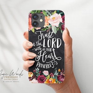 Könnte beinhalten: Eine schwarze Handyhülle mit einem Blumendesign und dem Text "Trust in the Lord with all your heart Proverbs 3:5".