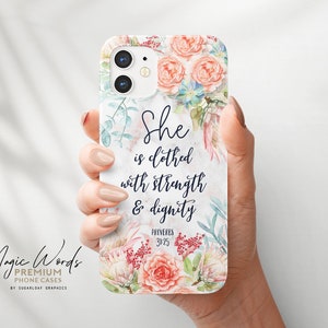 Könnte beinhalten: Eine weiße Handyhülle mit floralem Design mit pfirsichfarbenen und blauen Blumen sowie grünen Blättern. Auf der Hülle steht der Text "She is clothed with strength & dignity PROVERBS 31:25". Premium-Produkt von Magic Words.