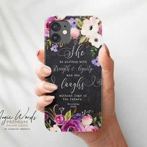 Könnte beinhalten: Eine schwarze Handyhülle mit einem Blumendesign und einem Zitat, das lautet: "Sie ist bekleidet mit Stärke und Würde, und sie lacht ohne Angst vor der Zukunft. Sprichwörter 31:25".