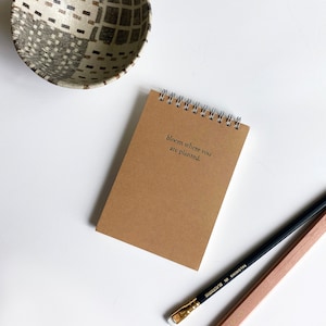 Spersonalizowany Średni Spiral Notebook. Notatnik z niestandardowym tekstem. Niestandardowa pusta książka. Imię, inicjały, dziennik ślubny. Spiral Notebook z górną oprawą