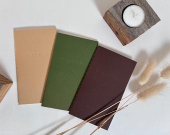 Libreta pequeña con encuadernación cosida y relieve ciego para votos matrimoniales. Libreta pequeña para votos. Libro minimalista grabado para oficiantes. Libreta de votos matrimoniales en blanco con encuadernación cosida.