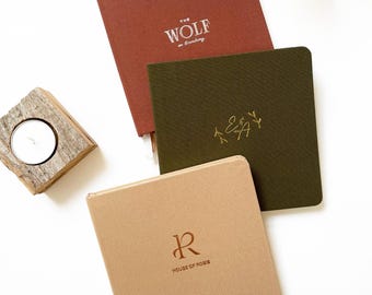 Cuadernos cuadrados de lino con logotipo personalizado y relieve. Diarios personalizados con encuadernación de lino. Libros en blanco personalizados con cubierta de lino. Cuadernos personalizados.