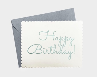 ¡Feliz cumpleaños! Tarjeta de felicitación festoneada con impresión tipográfica. Postal de cumpleaños azul cielo. Una linda tarjeta de cumpleaños para ella. Preciosa tarjeta de cumpleaños hecha a mano.