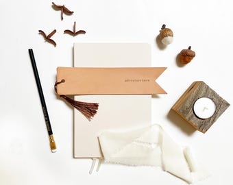 Marcapáginas personalizado de cuero americano auténtico con texto en relieve. Marcapáginas a medida. Regalo personalizado para amantes de la lectura: club de lectura, grupo de lectura, aficionados a los libros.