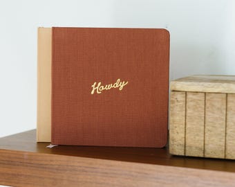 Cuaderno cuadrado de lino con relieve "Howdy". Libro de lino de tapa dura estilo vaquero. Regalo para vaquera. Diario en blanco "Yee Haw". Decoración del Oeste. Un bonito regalo texano.