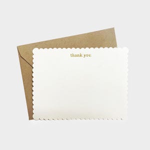 Ensemble de papeterie festonnée personnalisée avec texte imprimé. Jolies cartes de correspondance plates + enveloppes monogrammes personnalisées. Cartes de correspondance classiques en relief.