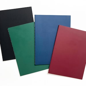 Può includere: Un set di tre tazze in ceramica con finitura opaca e macchiettata. Ogni tazza presenta un colore diverso: azzurro, crema e grigio. Le tazze hanno un design semplice e moderno, perfette per caffè o tè.