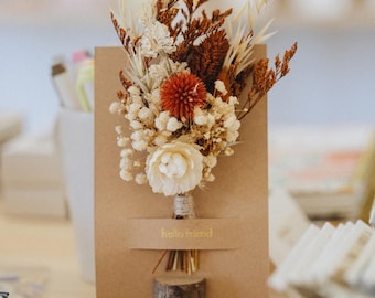 Tarjeta con mini ramo de flores en relieve con lámina dorada. Tarjeta de felicitación floral seca para el día a día. Tarjeta de amistad. Flores eternas. Pequeña tarjeta de cumpleaños con flores.
