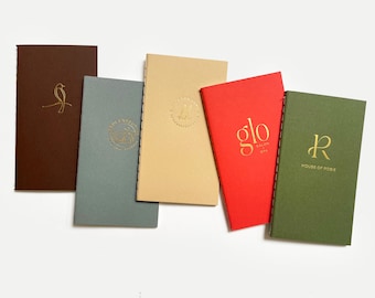 Minicuadernos con logotipo personalizado, tonos tierra. Bloc de notas personalizados al por mayor. Cuadernos en blanco personalizados. Cuadernos pequeños con encuadernación de grapa y libretas con marca.