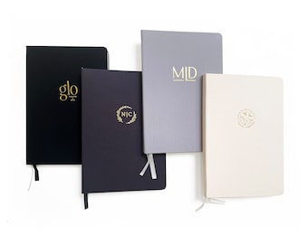 Cuadernos de lino con logotipo personalizado; diario A5 con relieve metálico. Cuadernos de notas de lino personalizados. Cuadernos en blanco con encuadernación en tela y diseño personalizado.