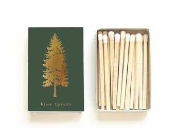 Caja de cerillas con forma de abeto azul. Cerillas para acampar. Regalo ideal para aventureros. Caja de cerillas con forma de pino. Decoración de bosque con abetos. Árbol de hoja perenne del noroeste del Pacífico.