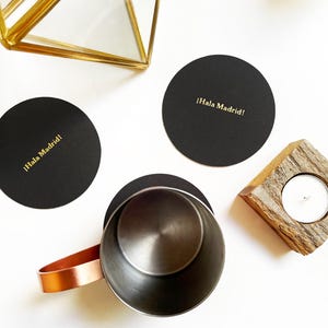 Posavasos personalizados. 25 posavasos redondos de cartón pulpa personalizados. Posavasos personalizados para bodas. Negro y dorado. Posavasos personalizados con texto.