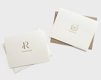 Tarjetas plegables con logotipo personalizado, impresas con tipografía, con diseño o ilustraciones de marca. Set de papelería con monograma personalizado. Tarjetas A2 personalizadas.