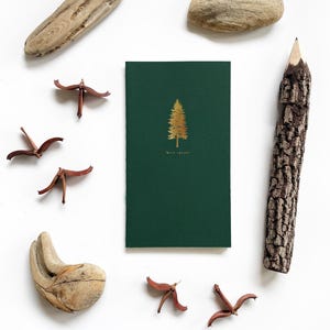 Może przedstawiać: Ręcznie wykonana drewniana deska do krojenia z naturalnym wykończeniem. Deska ma naturalną krawędź z jednej strony i prostokątny kształt. Ma około 45 cm długości i 30 cm szerokości.