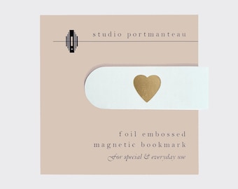 Marcapáginas magnético clásico con forma de corazón y relieve dorado. Un bonito sujetapáginas. Regalo ideal para clubes de lectura. Marcapáginas para el libro de votos. Regalo de San Valentín o aniversario.